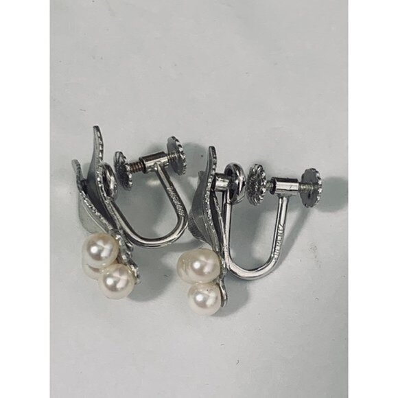 Vintage KREMENTZ Signed Silver-tone Leaves and Cultured Pearls ScrewBack Earring - Picture 4 of 9